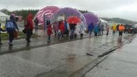 Pobl yn cerdded ar y maes