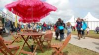 Ymbarel haul ar faes Eisteddfod