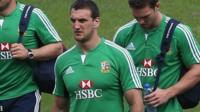 Sam Warburton yn hyfforddi gyda'r Llewod yn Hong Kong
