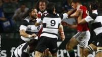 Brits yn dyrnu maswr y Llewod Owen Farrell