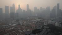 Singapore skyline under smog
