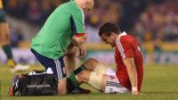 Warburton yn derbyn triniaeth am ei anaf