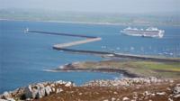 Llong bleser ym mhorthladd Caergybi