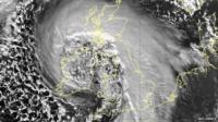 Roedd rhybudd y gallai gwyntoedd 100mya effeithio ar yr arfordir