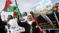 Palestinians show support for the reconciliation deal, in Gaza City, on 23 April 2014