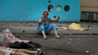 A woman cries near the body of a dead relative in Luhansk (18 July 2014)
