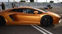 Kety Perry arrive in bronze car