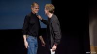 John Doerr, uno dei venture capitalist dell'impresa, sul palco con Steve Jobs di Apple nel 2008
