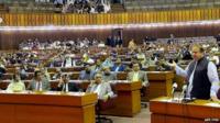 Pakistani Prime Minister Nawaz Sharif (R) addresses the joint session of parliament in Islamabad ( 7 April, 2015)