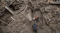 Men dig through rubble in Bhaktapur, Nepal (26 April 2015)