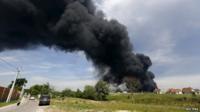 Fumo sobe de um posto de combustível onde ocorreu um incêndio, perto Vasylkiv, Ucrânia, 09 de junho de 2015