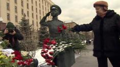 Russian women leave flowers outside defence ministry, Moscow, 26 November 2015