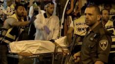 Israeli medics remove body of shot Israeli, in Jerusalem (21/10/15)