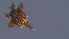 A US-led coalition aircraft flies over Kobane (20 October 2014)