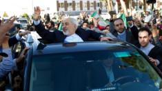 Iranians welcome Foreign Minister Mohammad Javad Zarif upon his return to Tehran (3 April 2015)