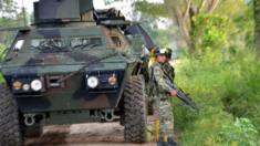 A Colombian soldier stands guard in the town of Tame, Arauca department, 25 August 2013
