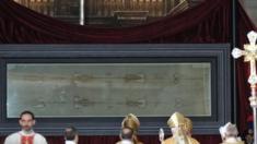 People attend a mass with the Turin Shroud being exhibited inside the Cathedral of Turin. Photo: 19 April 2015