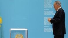 Main Kazakh presidential candidate Nursultan Nazarbayev walks to casts his ballot at a polling station in Astana (26 April 2015)