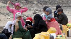 People queue for water in Sanaa, Yemen (13 May 2015)