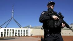 An Australian Federal Police (AFP) officer patrols in front of Parliament House in Canberra (23 September 2014)