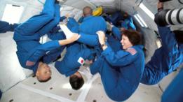 Astronautas probando la antigravedad