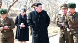 Kim Jong-un acompañado de su hermana, Yo-jong