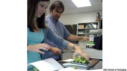 Científicos de MSU School of Packaging, la Facultad del Envase de la Universidad Estatal de Michigan