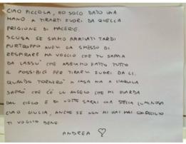 Peti mati Giulia dibaringkan bersama 34 jenazah lain dalam upacara pemakaman kenegaraan di ibukota kawasan itu, Ascoli Piceno, Sabtu (27/8).