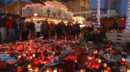 شموع وأزهار تكريما لأرواح ضحايا سوق الميلاد في برلين لدى إعادة فتحه بعد ثلاثة أيام من الهجوم