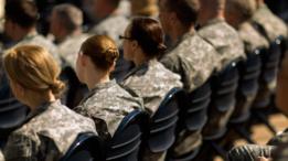 Mujeres militares sentadas en una sala