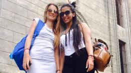 Karla Pérez con una amiga universitaria