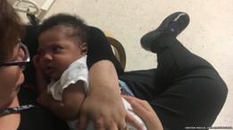 Mujer con bebé en brazos.