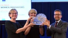 Michela Magas recibiendo el premio en la Unión Europea.