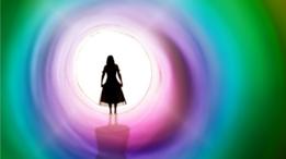 Niña en túnel con luz