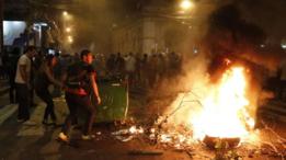 محتجون يشعلون النار في إطارات السيارات أمام مبنى البرلمان في باراغواي