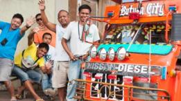 Un grupo de filipinos saluda a la cámara