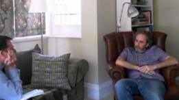 Ian Stewart interrogado por la policía en su casa.