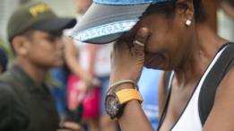 Una migrante cubana llora mientras es detenida en Colombia.