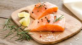 Pescados como el salmón son una de las mejores fuentes de omega 3.