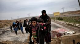مدنيون يتجهون إلى مراكز إيواء النازحين بعدما هربوا من المناطق التي يسيطر عليها تنظيم الدولة