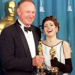 Marisa Tomei (der.) posa con Gene Hackman como ganadores de mejores actores de reparto.