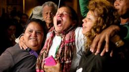 Un grupo de personas celebran el anuncio de la firma del acuerdo.