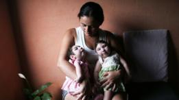 Raquel con sus mellizas Eloa y Eloisa de 8 meses en Areia, en el estado de Pernambuco