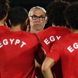 Héctor Cúper con los jugadores de Egipto