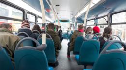 Pasajeros en un autobús de Londres