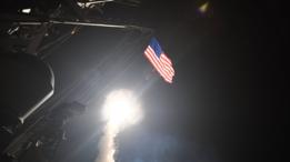 Un misil siendo disparado desde uno de los barcos de Estados Unidos en el Mediterráneo.