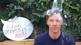 Benedict Cumberbatch mientras le lanzan un balde de agua helada