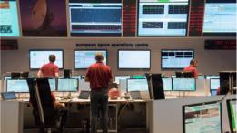 Científicos de la Agencia Espacial Europea observando los monitores