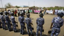 عناصر من قوات الأمن السودانية في محيط السفارة الأمريكية في الخرطوم (أرشيف)