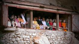 Restos de ancianos toraja vestidos durante una ceremonia
